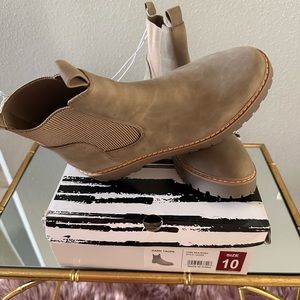 NWT DOLCE VITA CHELSEA BOOT
STYLLI LEIGHA
SIZE 10